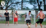 [ẢNH] Thanh niên ở quê cởi trần đá bóng phủi mùa World Cup